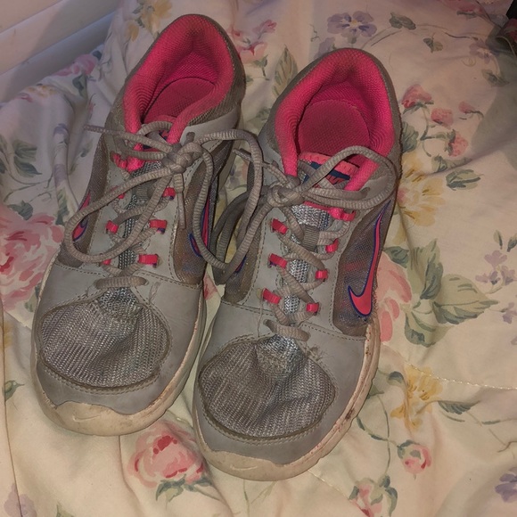 Nike shoes - Picture 1 of 4